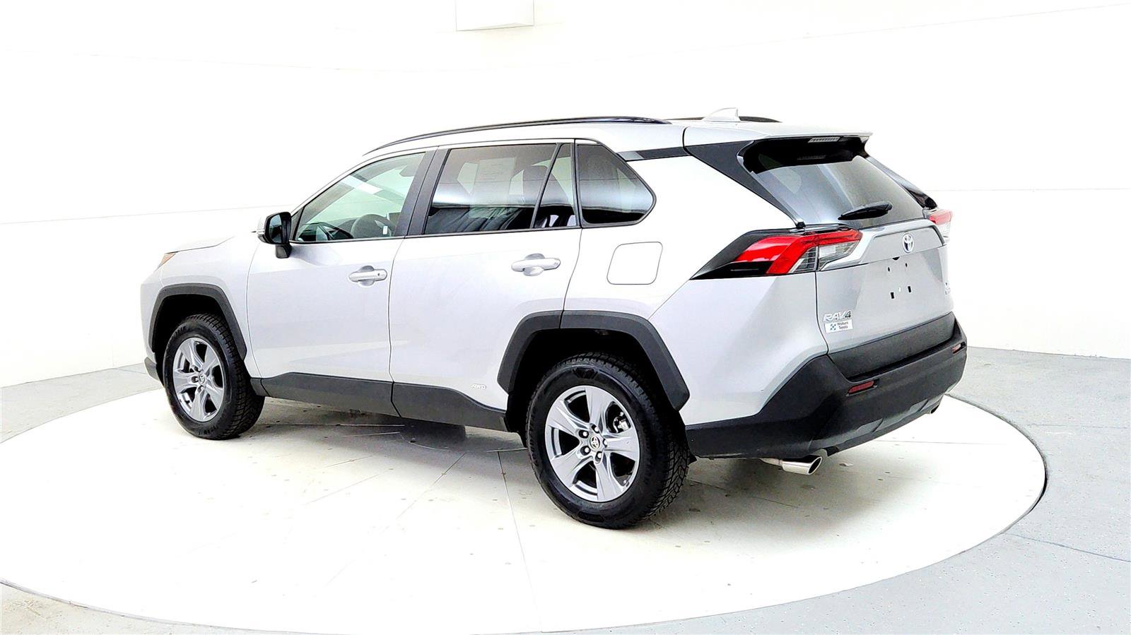 Used 2024 Toyota RAV4 XLE w/ Convenience Package image 4