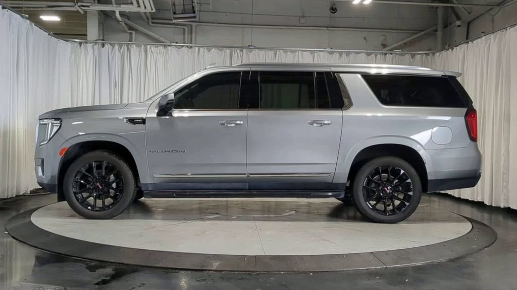 Used 2023 GMC Yukon XL SLT w/ SLT Premium Package AWD/4WD image 6