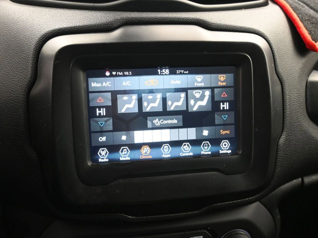 Used 2018 Jeep Renegade Latitude w/ Cold Weather Group image 17