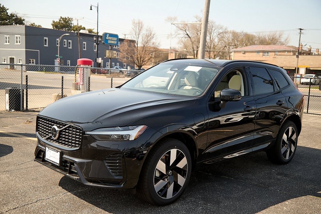 New 2025 Volvo XC60 T8 Plus w/ Protection Package Premier image 6