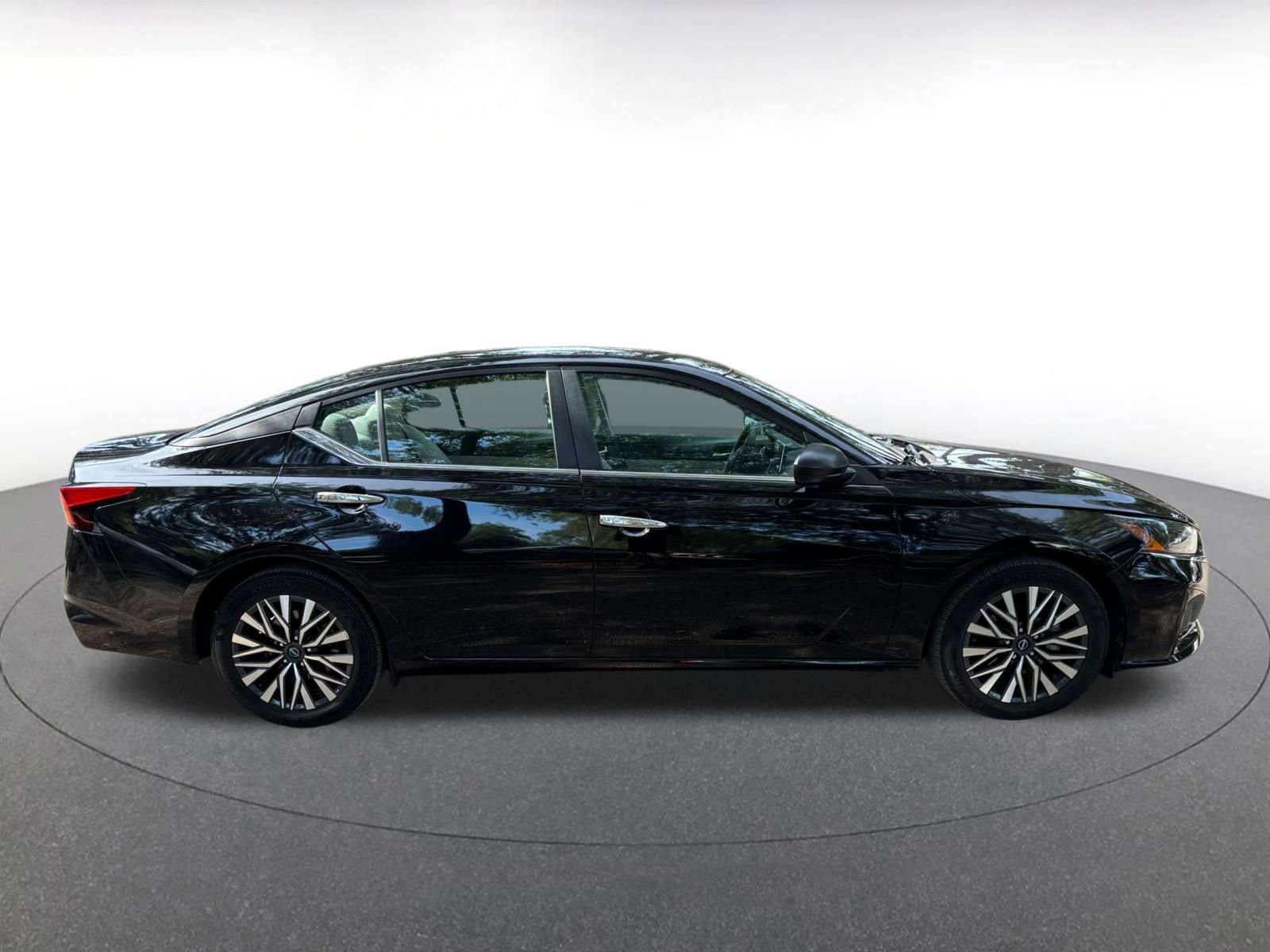 Used 2025 Nissan Altima 2.5 SV FWD image 8