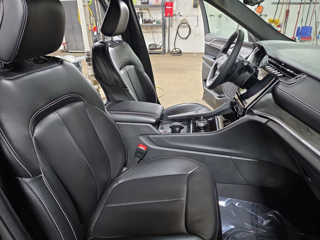 Used 2024 Jeep Grand Cherokee L Limited w/ Luxury Tech Group II image 10