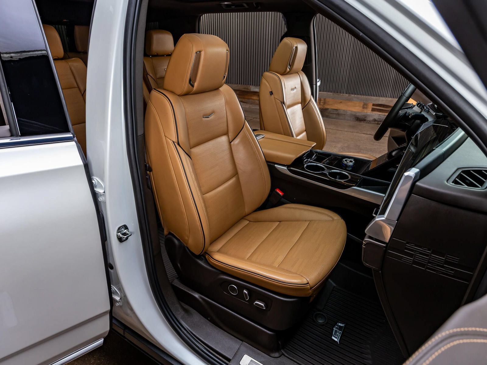 Used 2025 Cadillac Escalade Premium Luxury w/ LPO, Floor Liner Package AWD/4WD image 28
