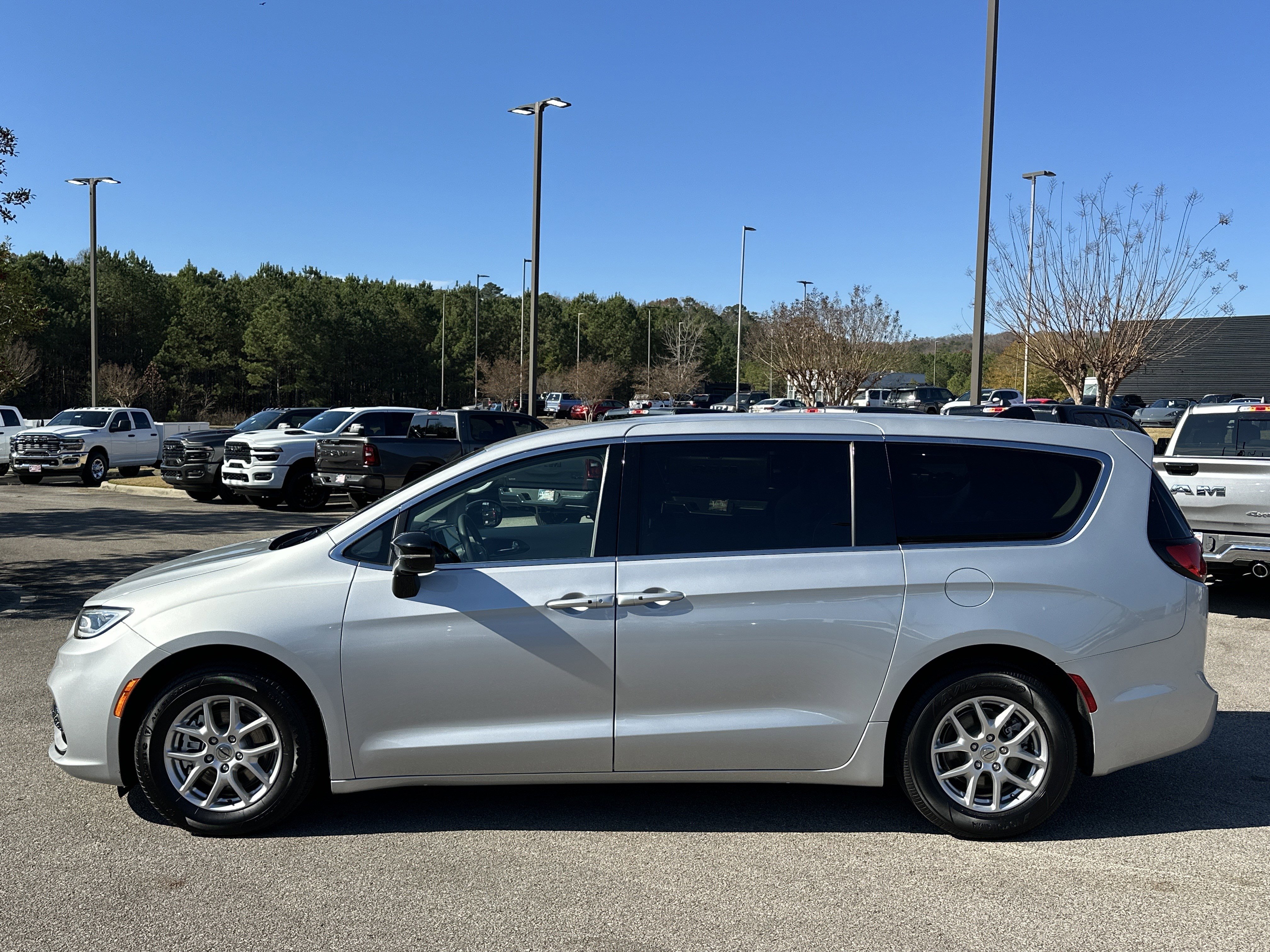 Used 2024 Chrysler Pacifica Touring-L image 4