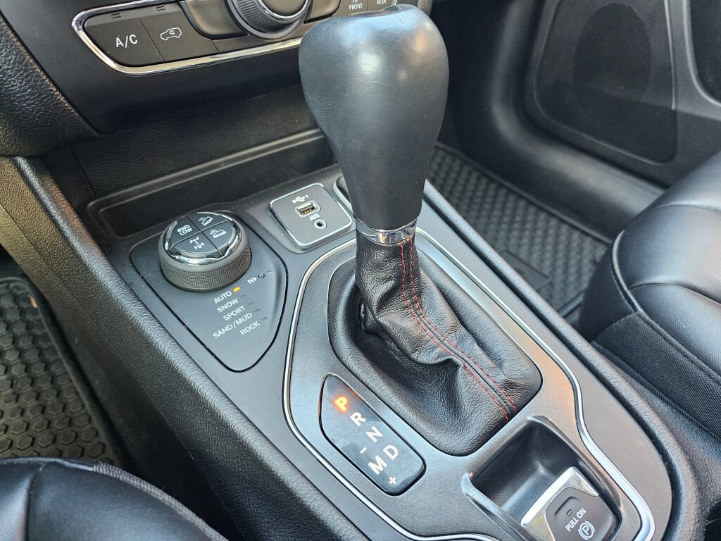 Used 2020 Jeep Cherokee Trailhawk AWD/4WD image 31