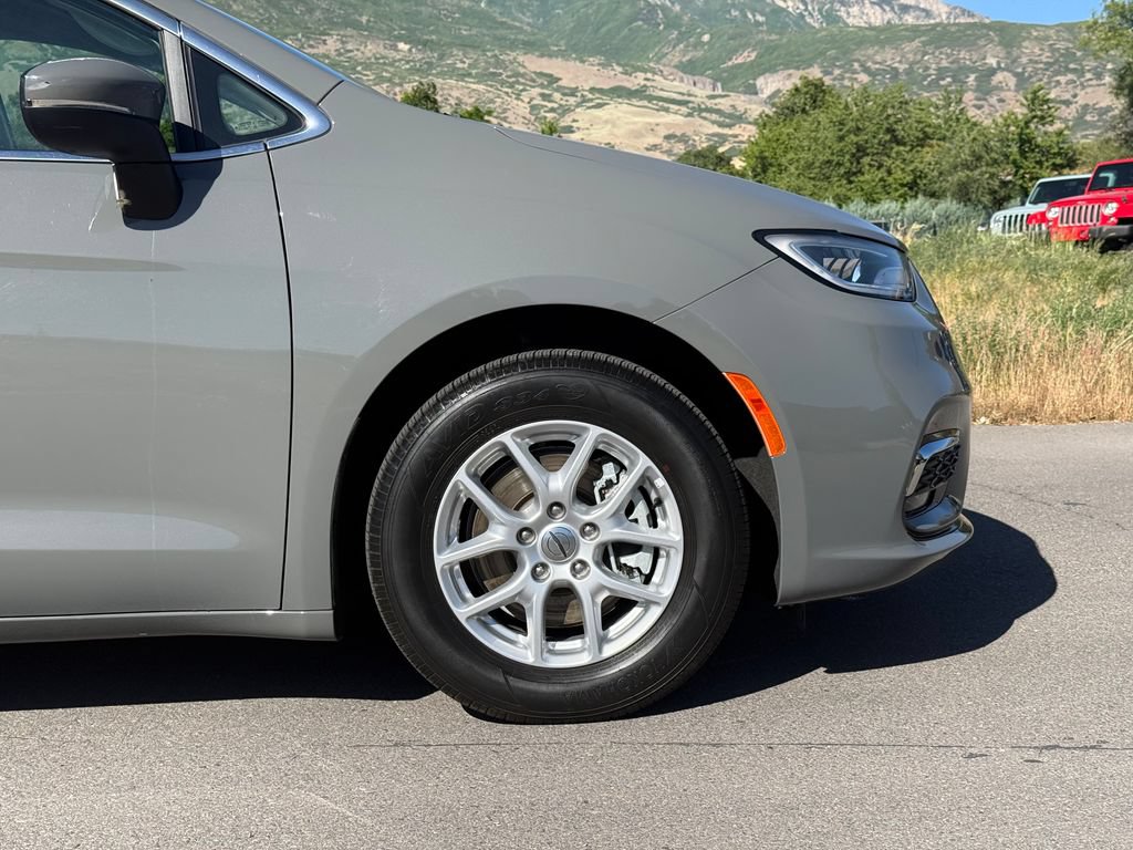 Used 2023 Chrysler Pacifica Touring-L FWD image 6