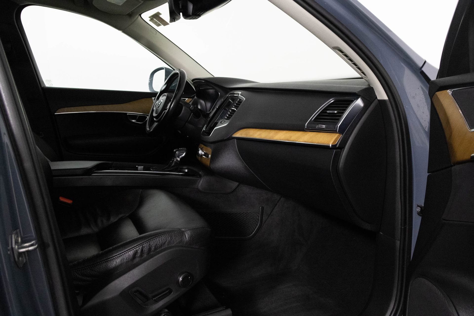 Used 2021 Volvo XC90 T6 Momentum w/ Protection Package image 43