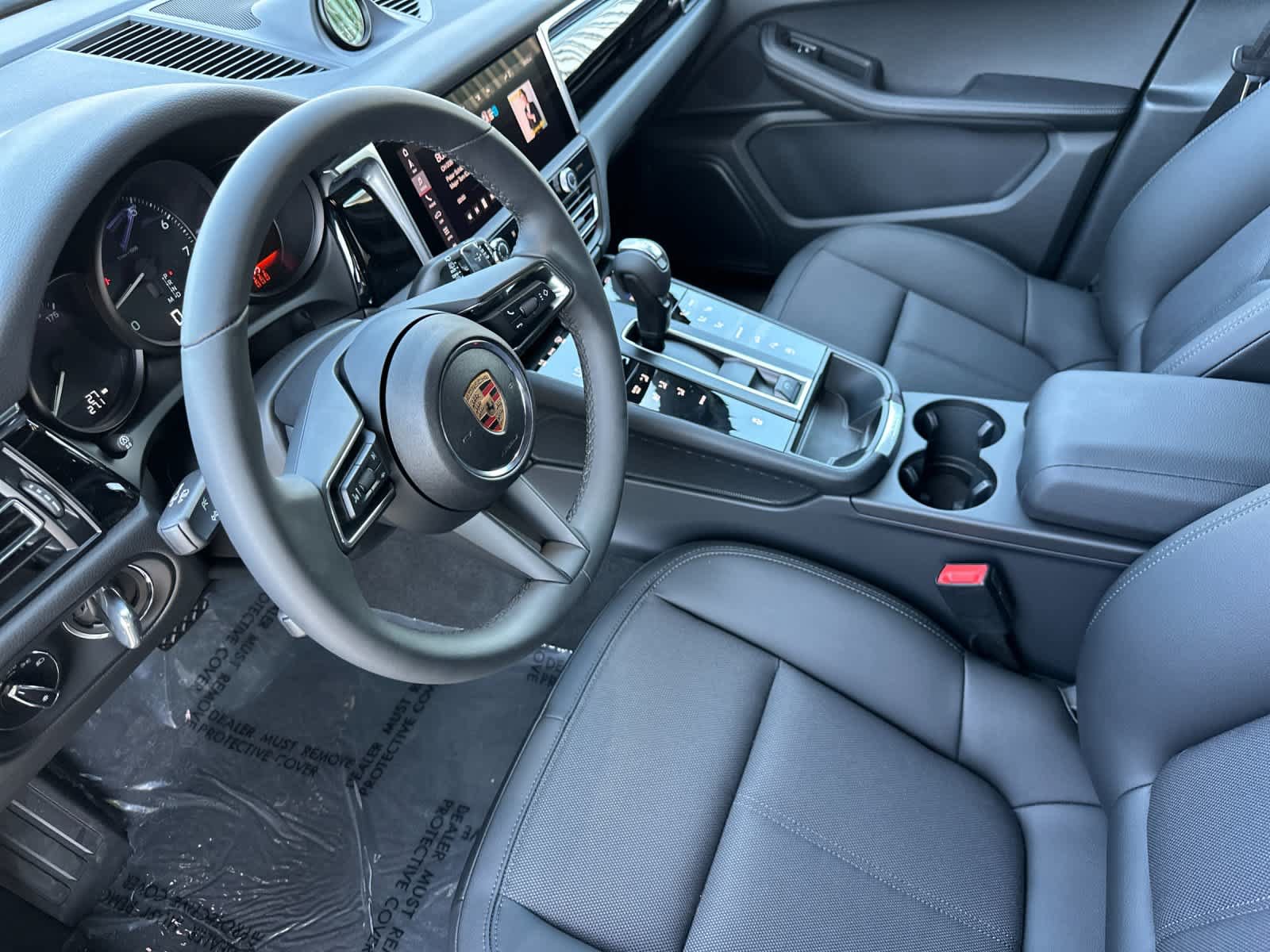 Certified 2025 Porsche Macan AWD/4WD image 4