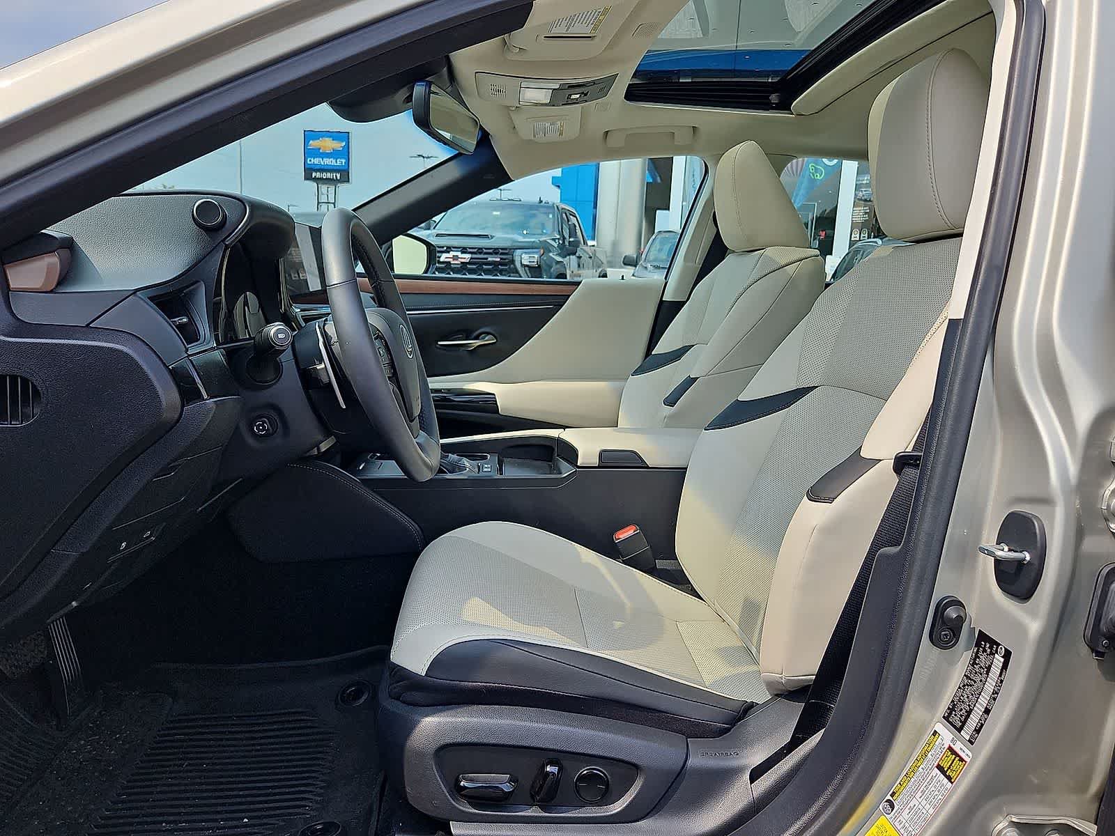 Used 2025 Lexus ES 300h w/ Premium Package FWD image 26