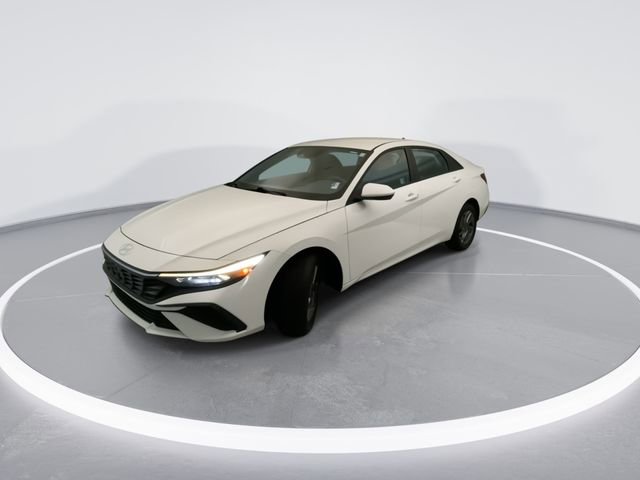 Used 2024 Hyundai Elantra SEL FWD image 2
