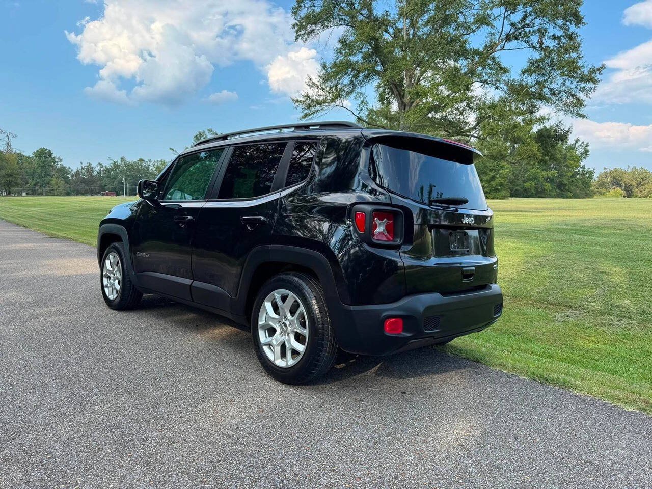 Used 2018 Jeep Renegade Latitude FWD image 4