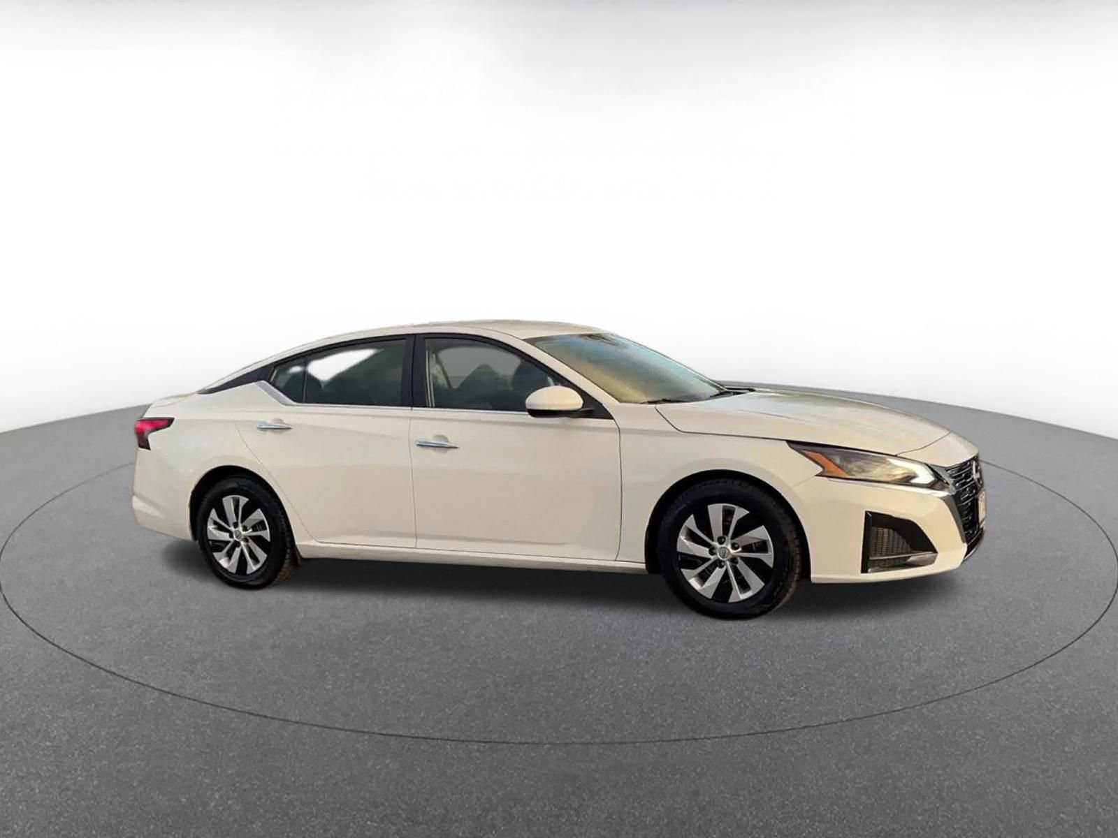 Used 2023 Nissan Altima 2.5 S image 2