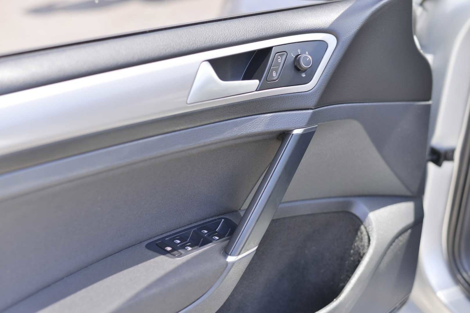 Used 2015 Volkswagen e-Golf SEL Premium image 13