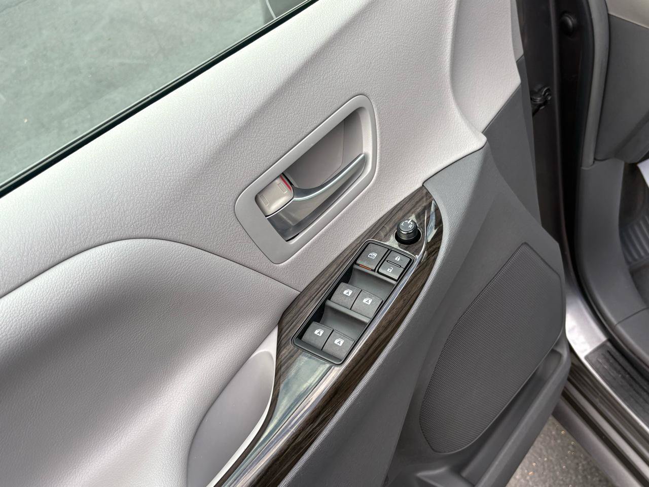 Used 2015 Toyota Sienna XLE w/ XLE Navigation Package FWD image 17