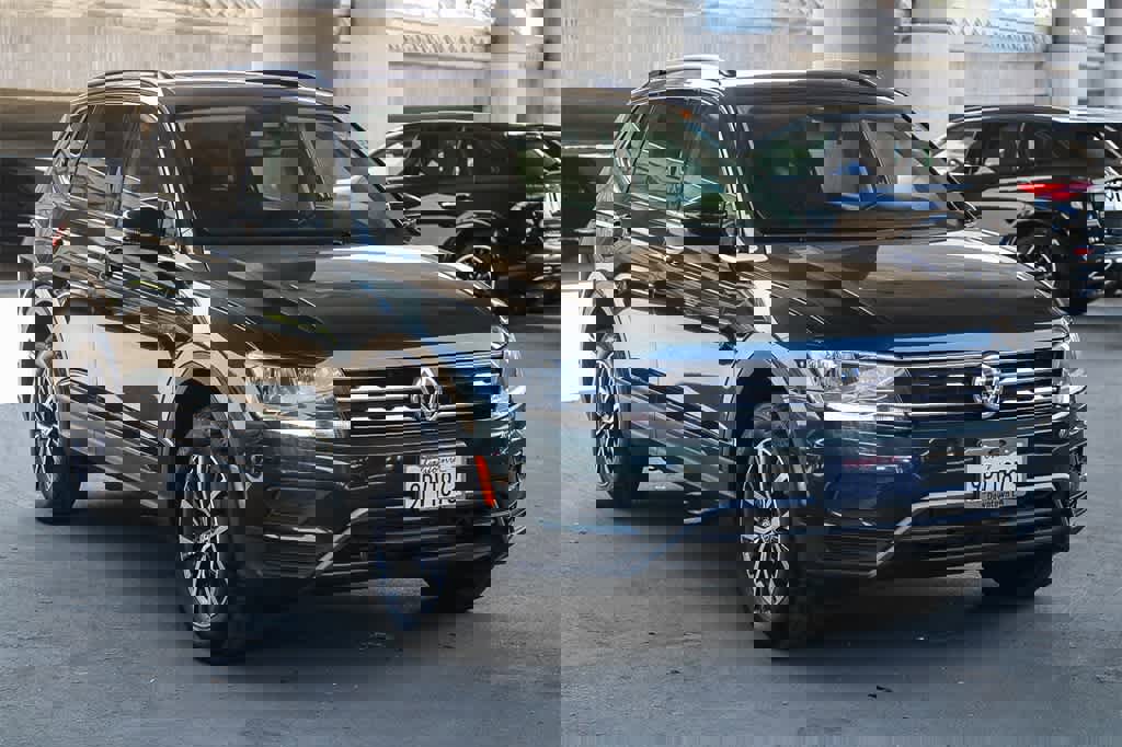 Used 2019 Volkswagen Tiguan SE w/ Panoramic Sunroof Package image 3