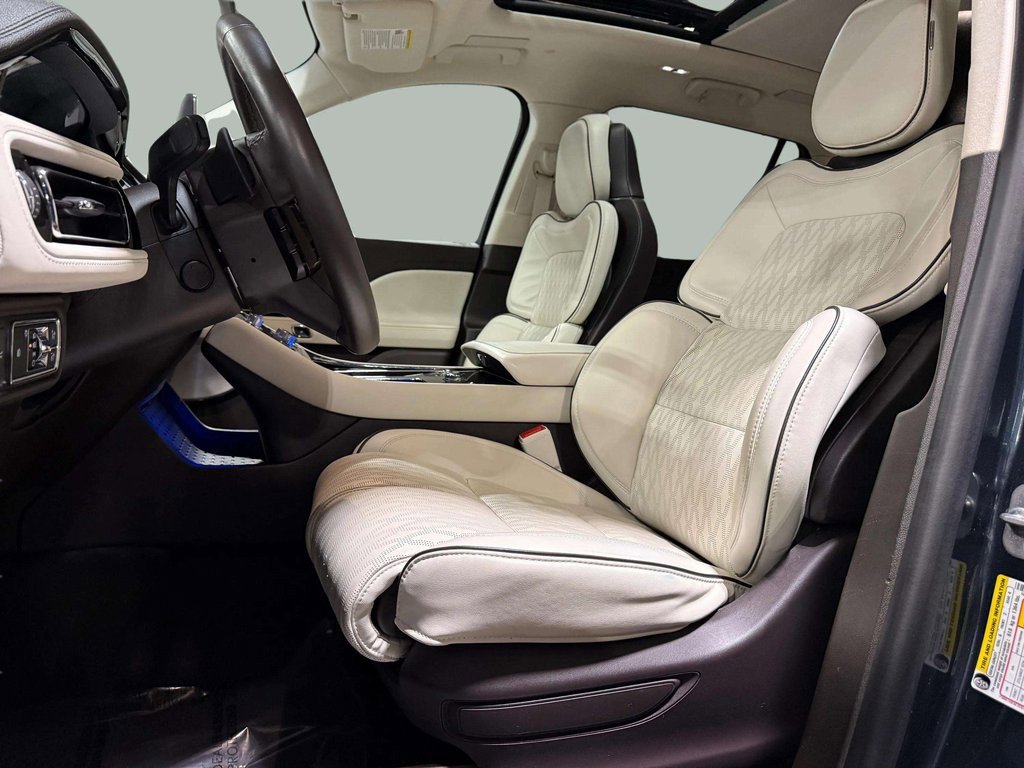 Used 2022 Lincoln Aviator Black Label w/ Class IV Trailer Tow Package image 5