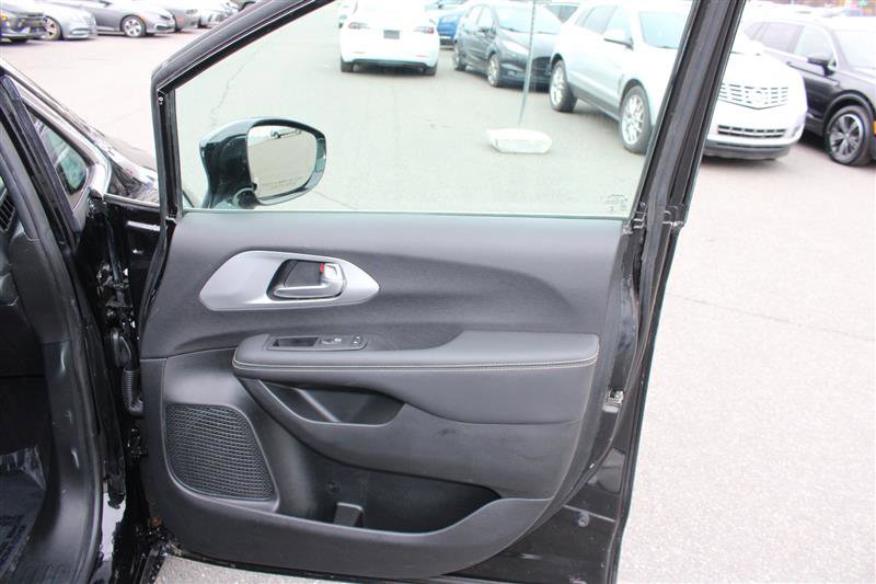 Used 2024 Chrysler Pacifica Touring image 14
