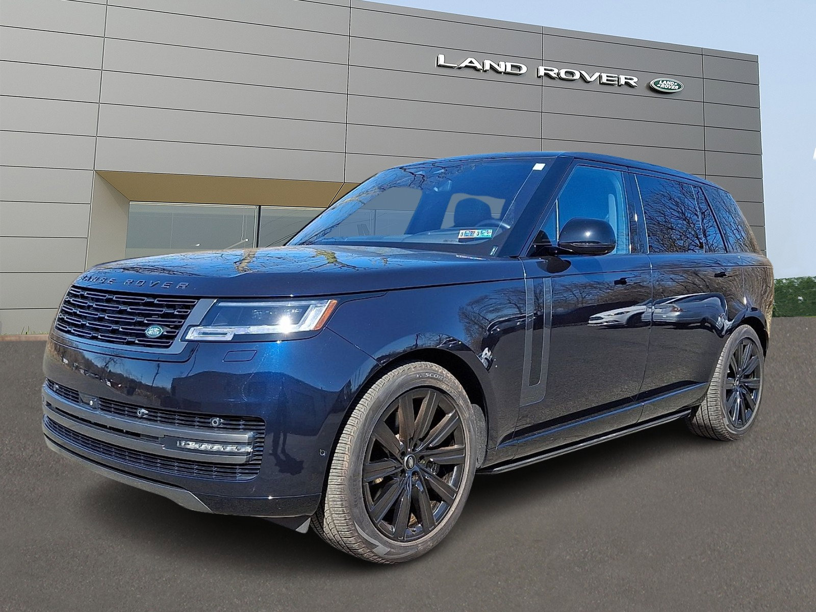 Used 2023 Land Rover Range Rover Long Wheelbase SE image 1