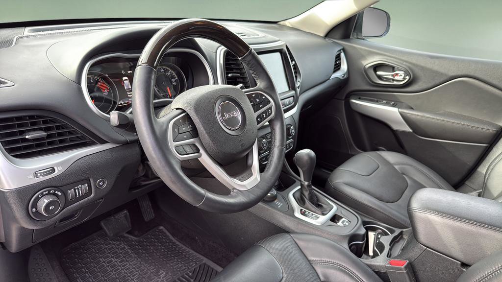 Used 2018 Jeep Cherokee Overland w/ Technology Group image 12