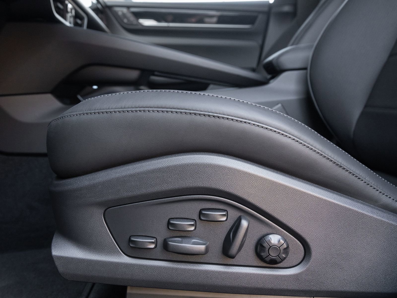 Certified 2026 Porsche Macan 4 Electric AWD/4WD image 23