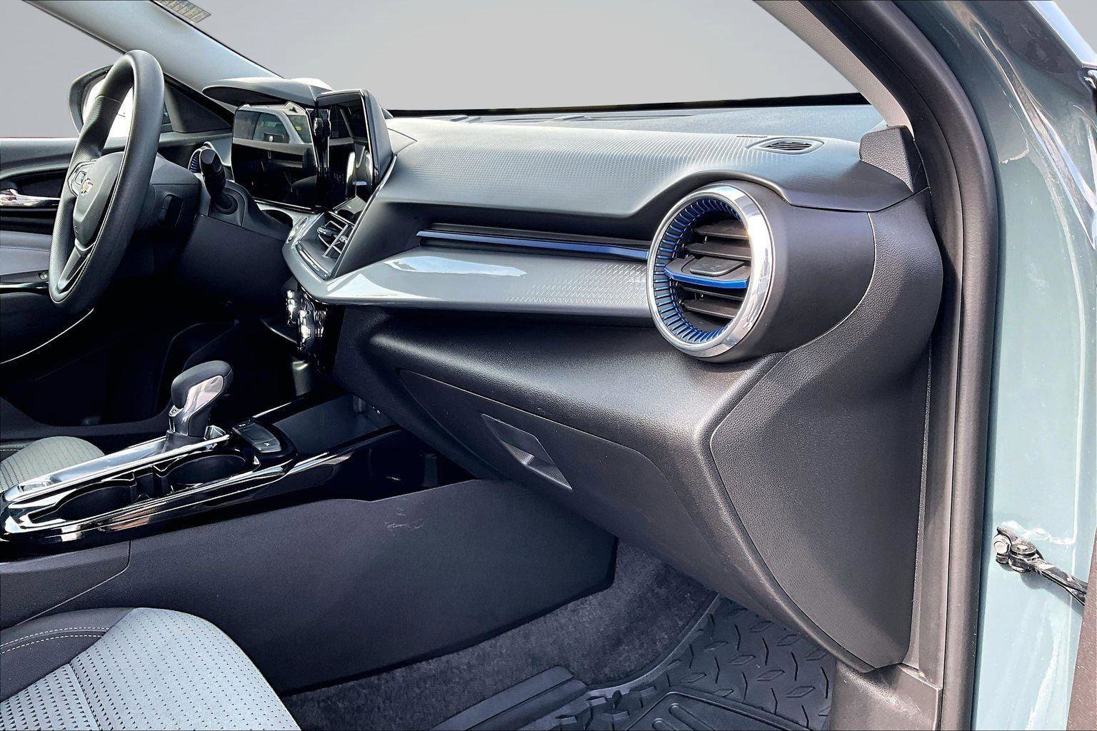 Used 2025 Chevrolet Trax LT FWD image 18