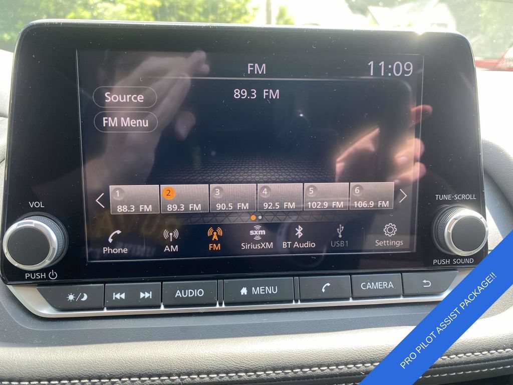 Used 2025 Nissan Rogue SV FWD image 24