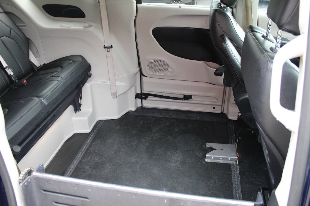 Used 2019 Chrysler Pacifica Touring-L FWD image 19