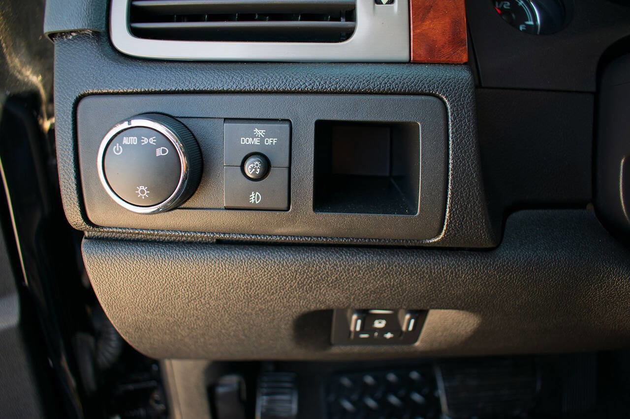 Used 2013 Chevrolet Avalanche LTZ image 18