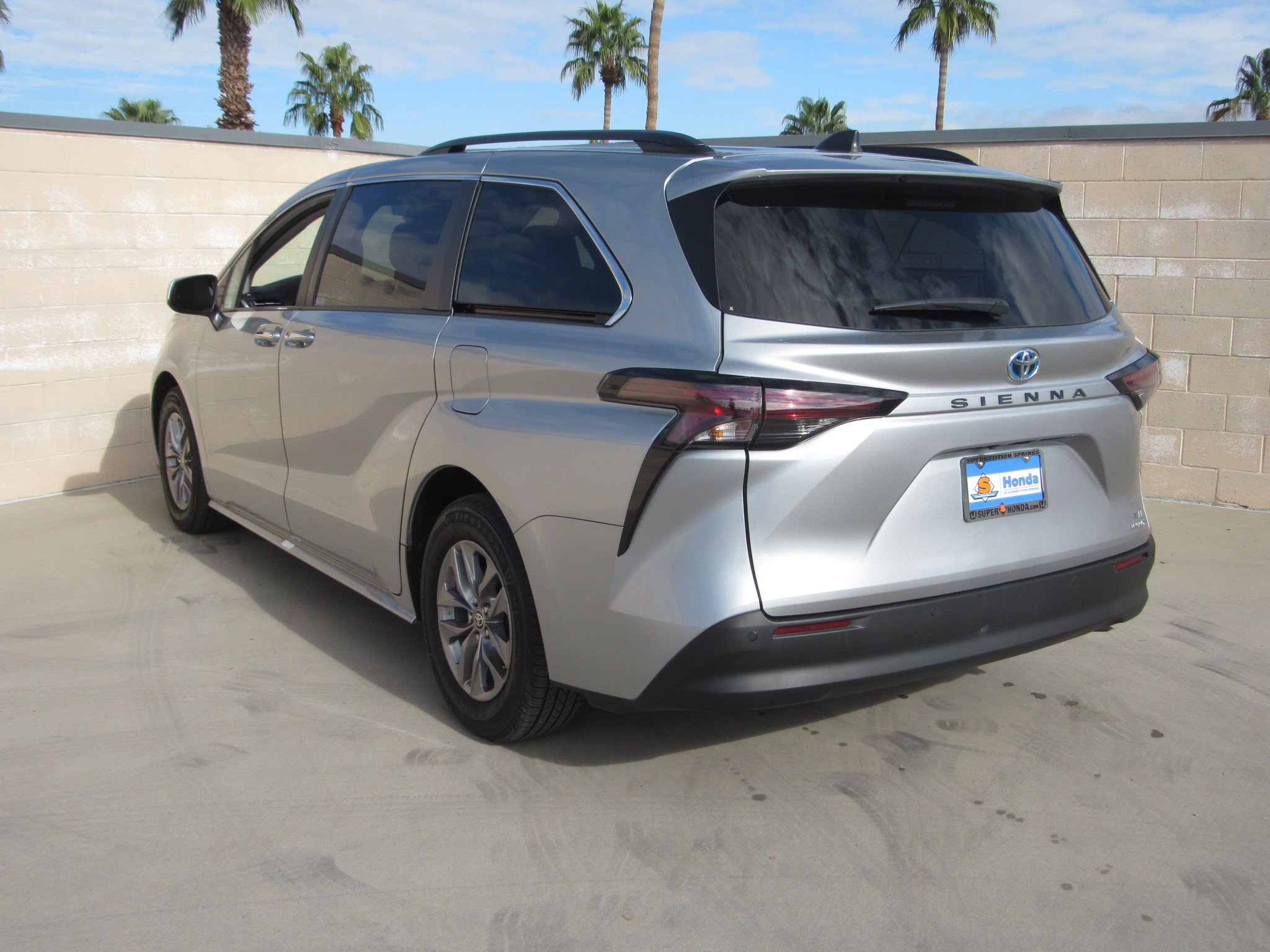 Used 2024 Toyota Sienna XLE image 6