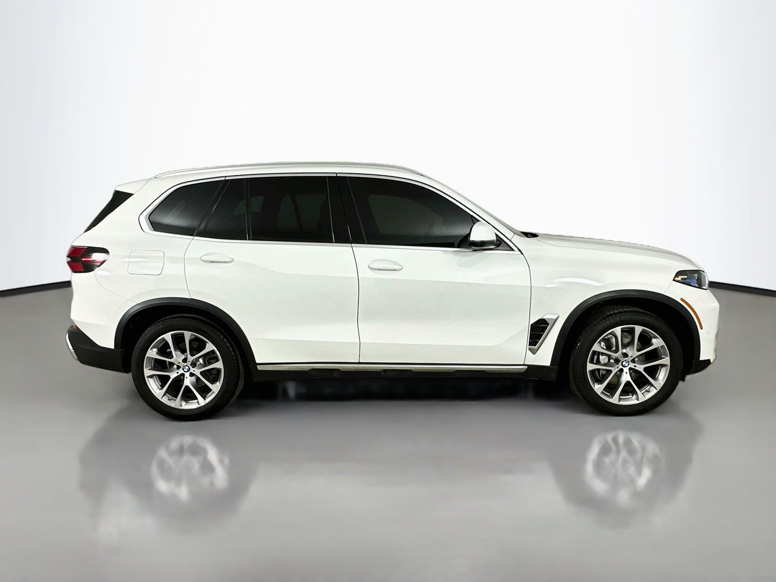 Used 2025 BMW X5 xDrive40i w/ Parking Assistance Package AWD/4WD image 4