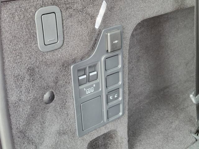 Used 2024 Land Rover Discovery S image 14