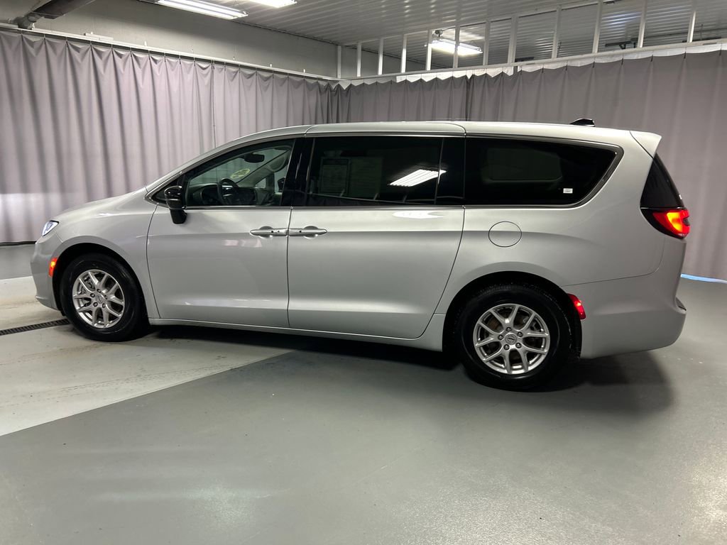 Used 2024 Chrysler Pacifica Touring-L FWD video 4
