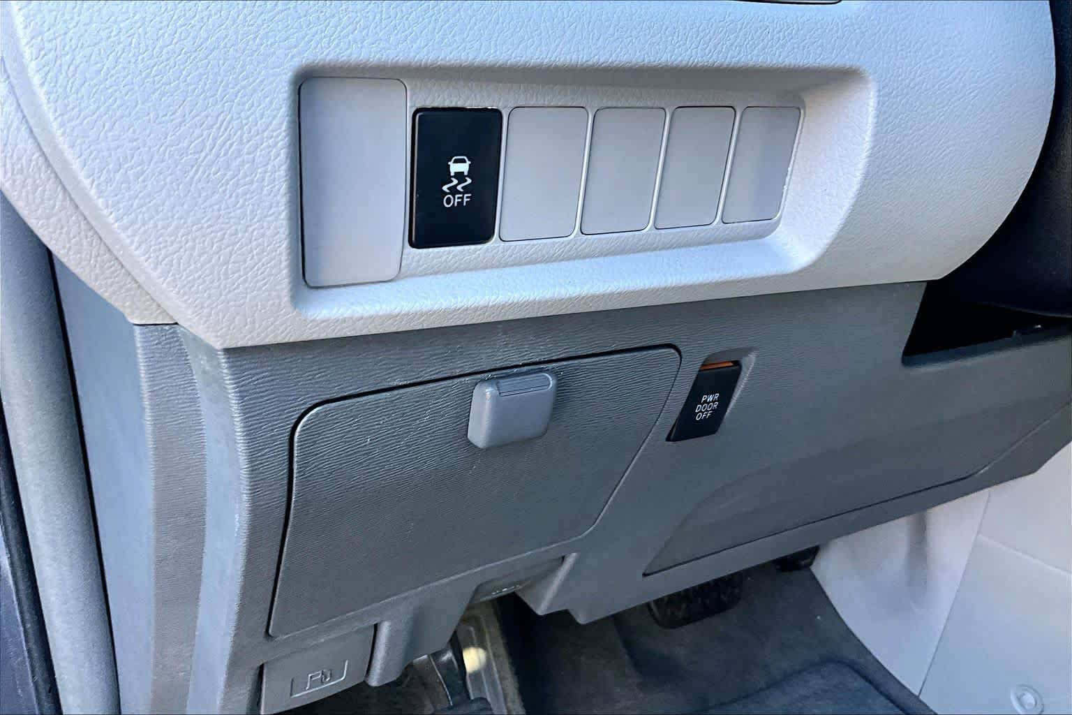 Used 2017 Toyota Sienna LE FWD image 32