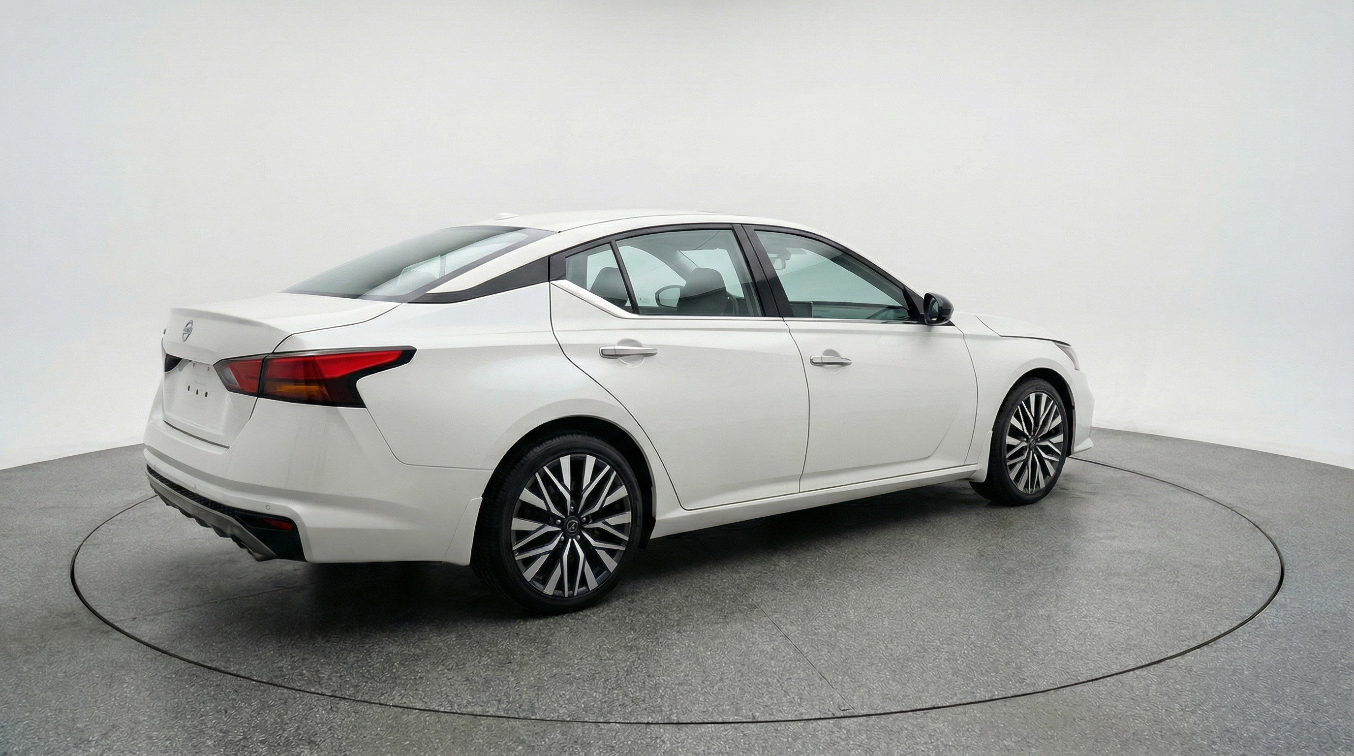 Used 2025 Nissan Altima 2.5 SV FWD image 9
