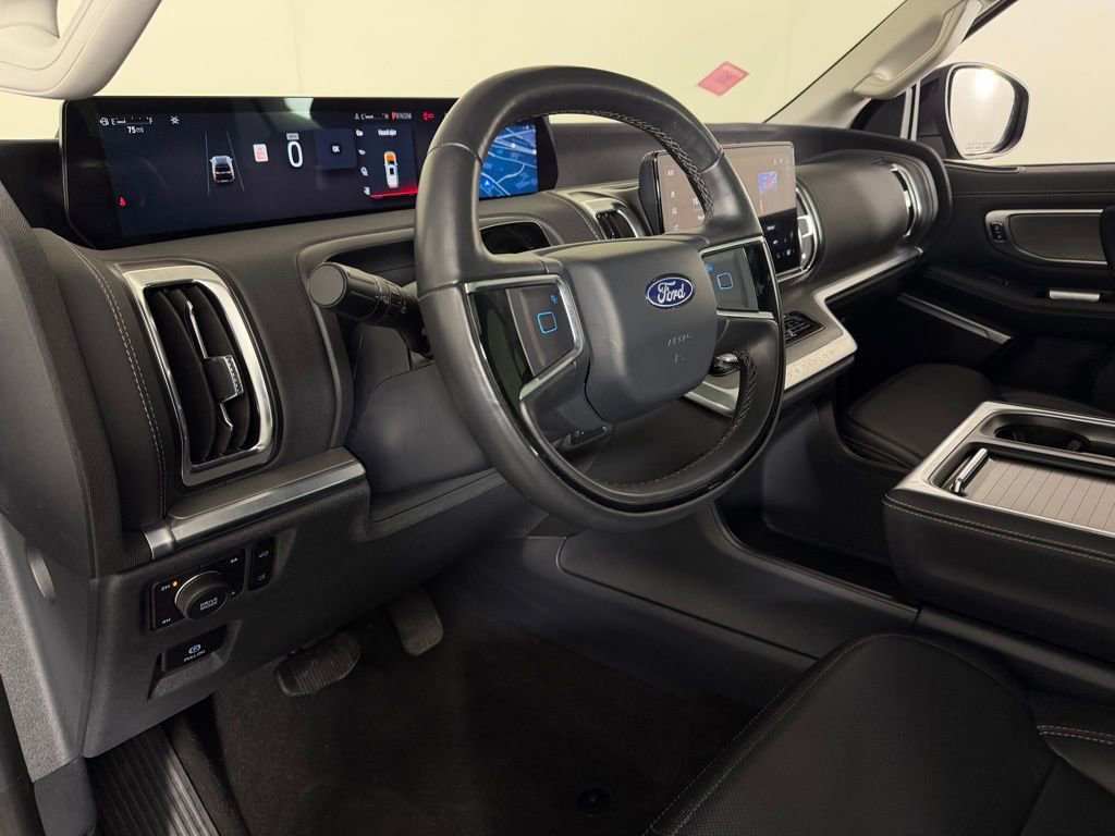 Used 2025 Ford Expedition Platinum image 23