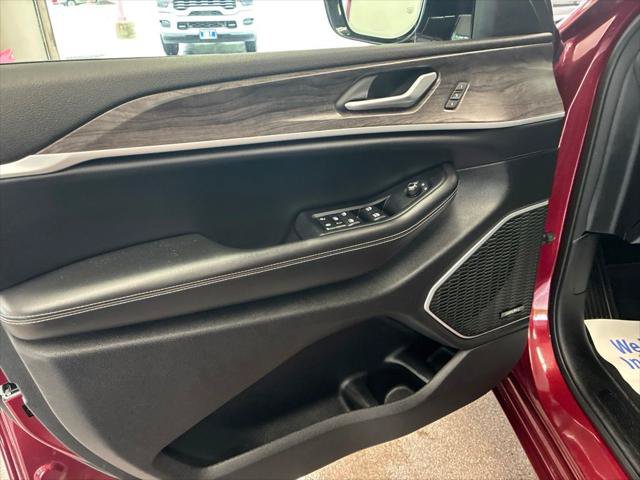 Certified 2023 Jeep Grand Cherokee 30th Anniversary AWD/4WD image 11