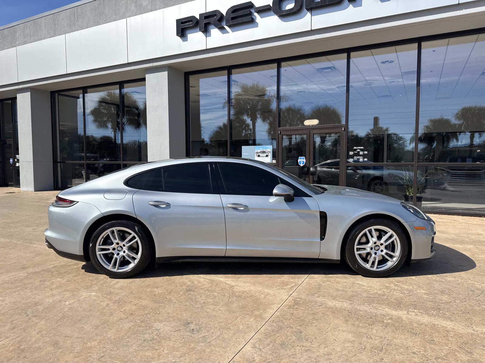 Used 2021 Porsche Panamera image 2