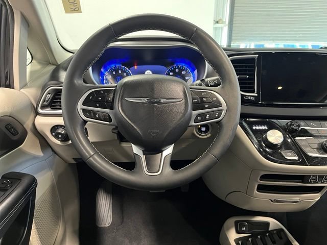 Used 2024 Chrysler Pacifica Touring-L FWD image 20
