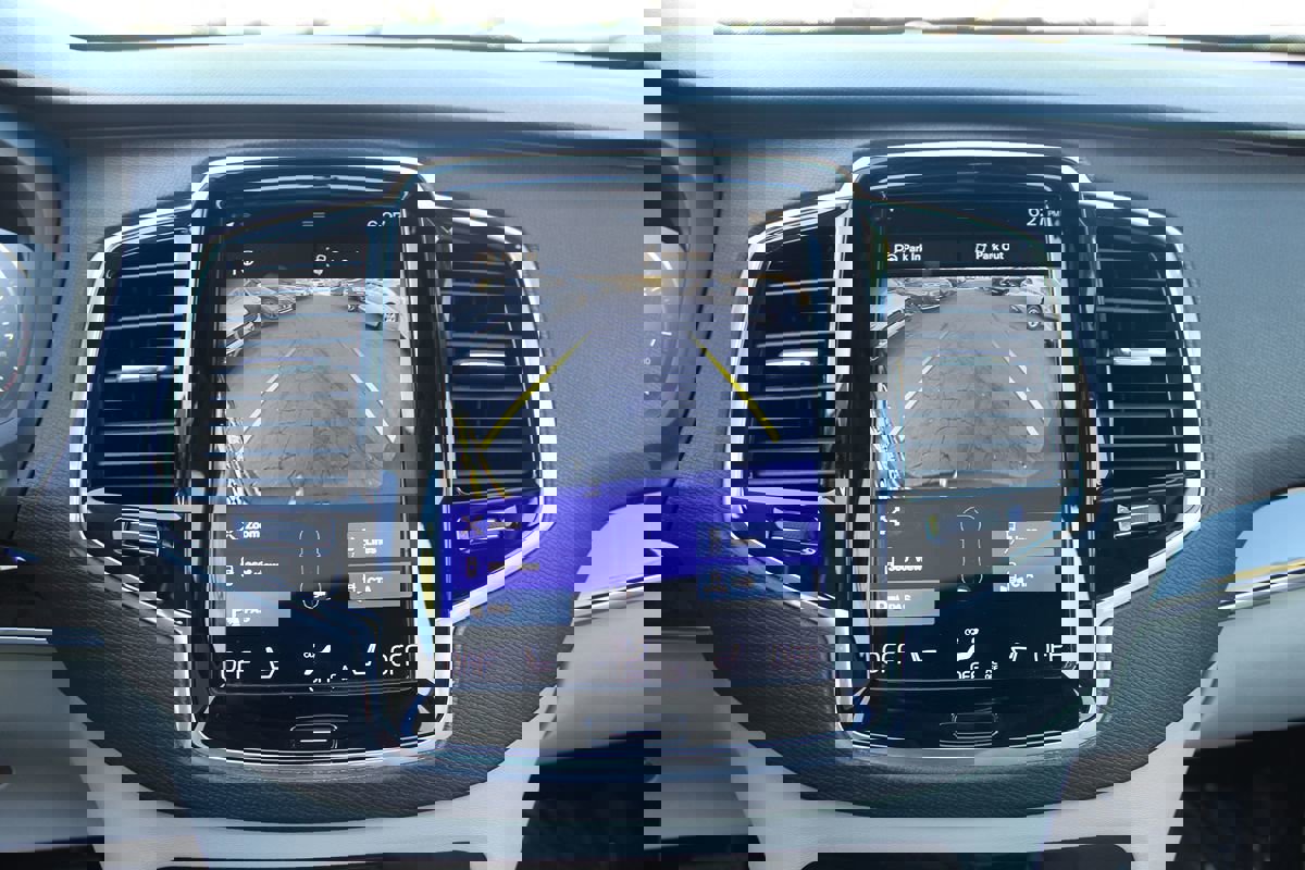 Used 2017 Volvo XC90 T6 Momentum w/ Vision Package image 34