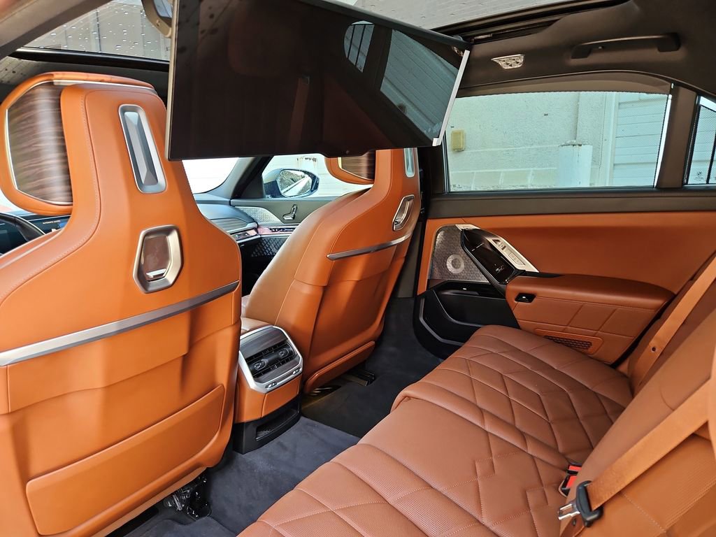 Used 2024 BMW 760i xDrive image 32