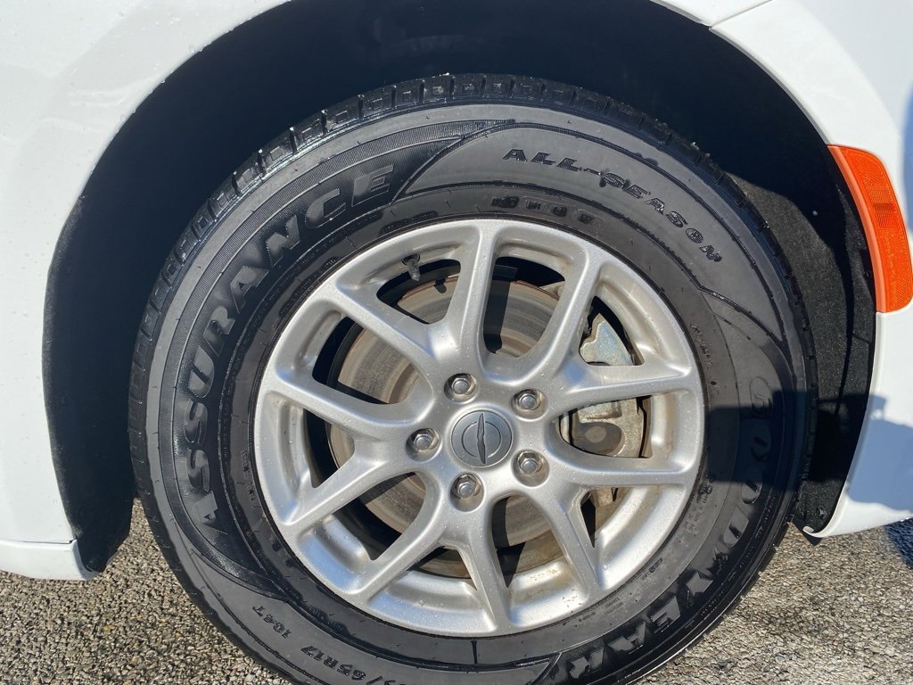 Used 2024 Chrysler Pacifica Touring-L image 9