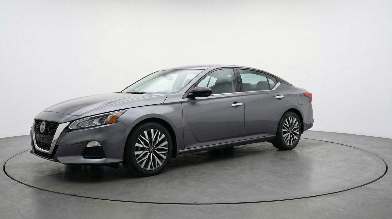 Used 2025 Nissan Altima 2.5 SV FWD image 3