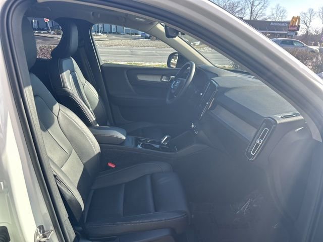 Certified 2025 Volvo XC40 B5 Plus image 15