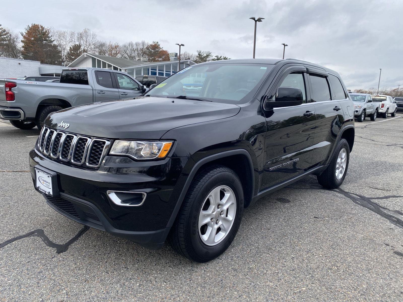 Used 2017 Jeep Grand Cherokee Laredo image 3
