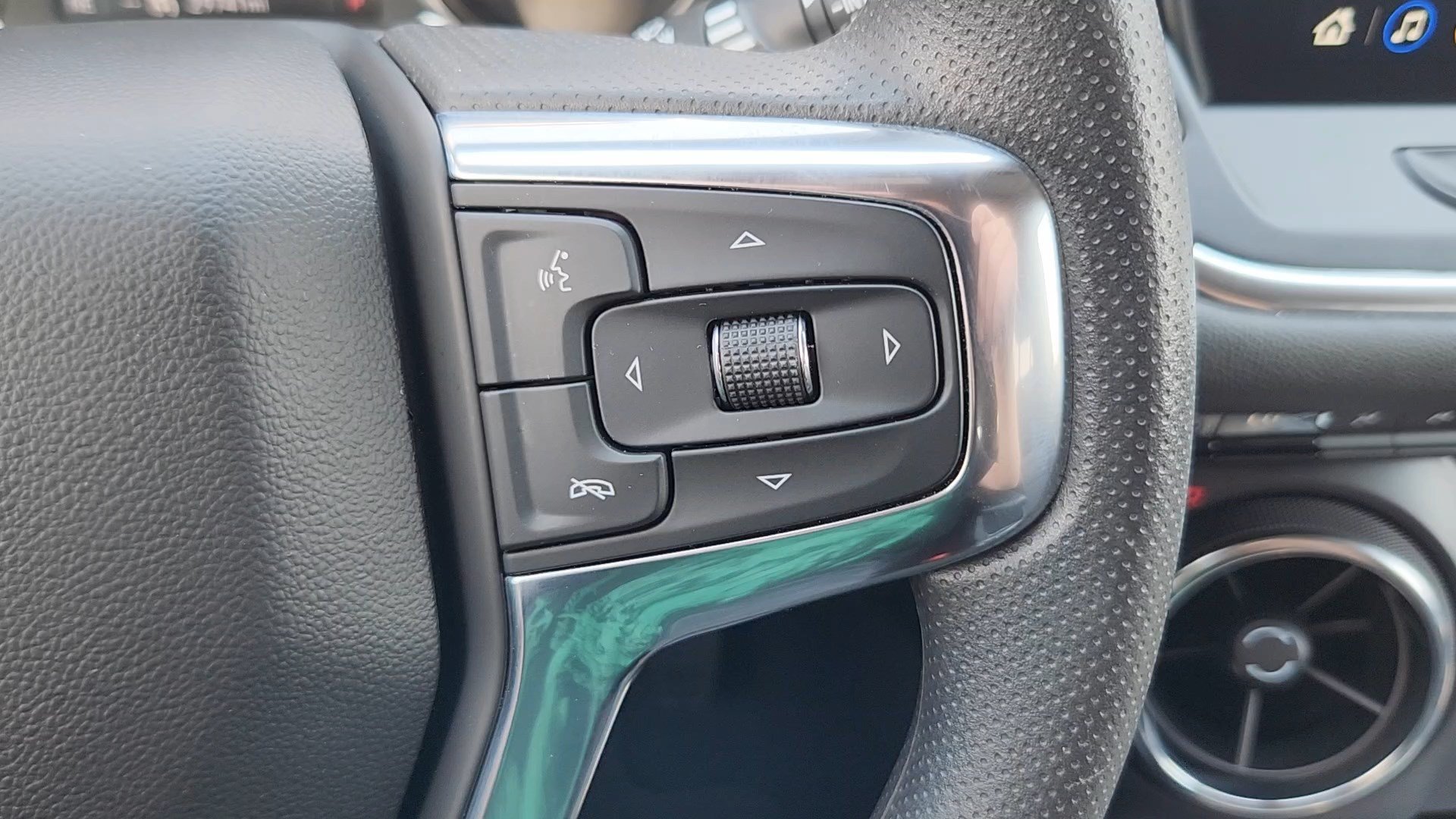 Used 2025 Chevrolet Blazer LT AWD/4WD image 13