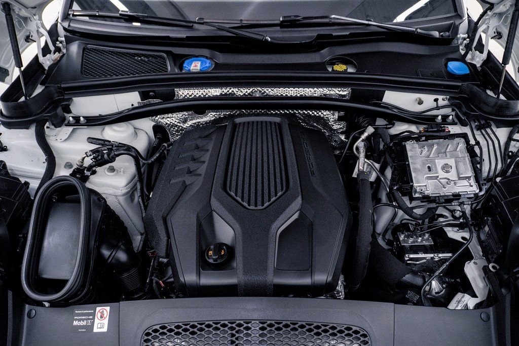 Certified 2025 Porsche Macan AWD/4WD image 26