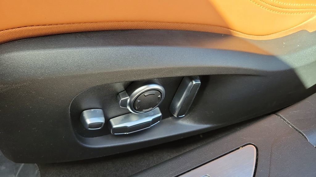 Used 2021 Jaguar XF R-Dynamic SE image 19