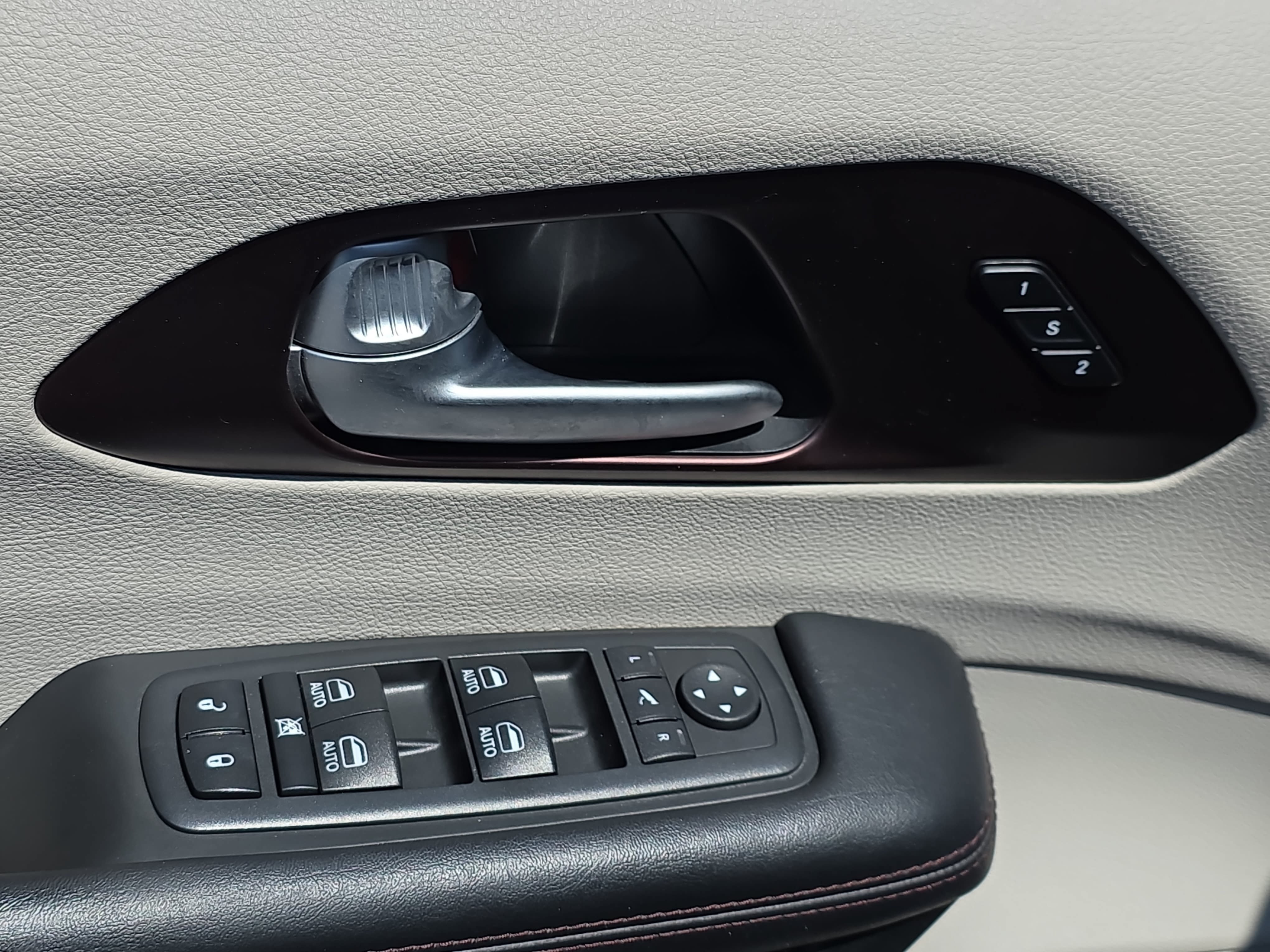 Used 2017 Chrysler Pacifica Limited FWD image 26