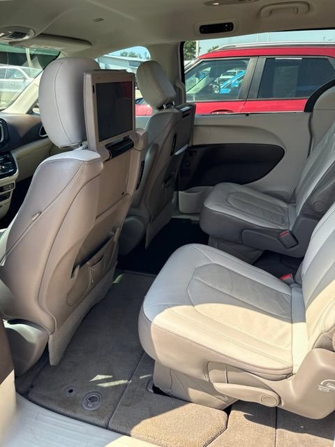 Used 2017 Chrysler Pacifica Touring-L Plus FWD image 18
