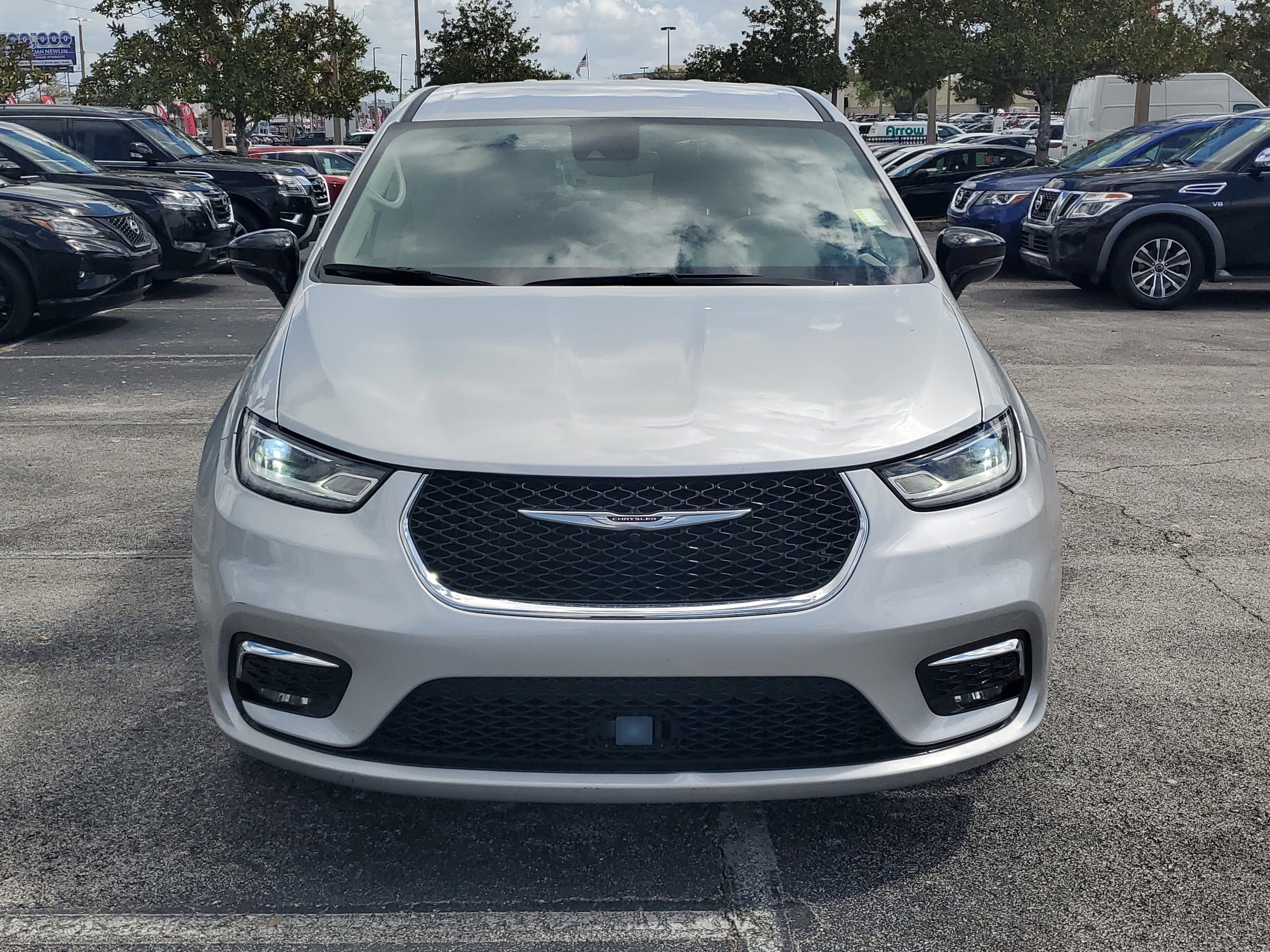 Used 2024 Chrysler Pacifica Touring-L FWD image 2